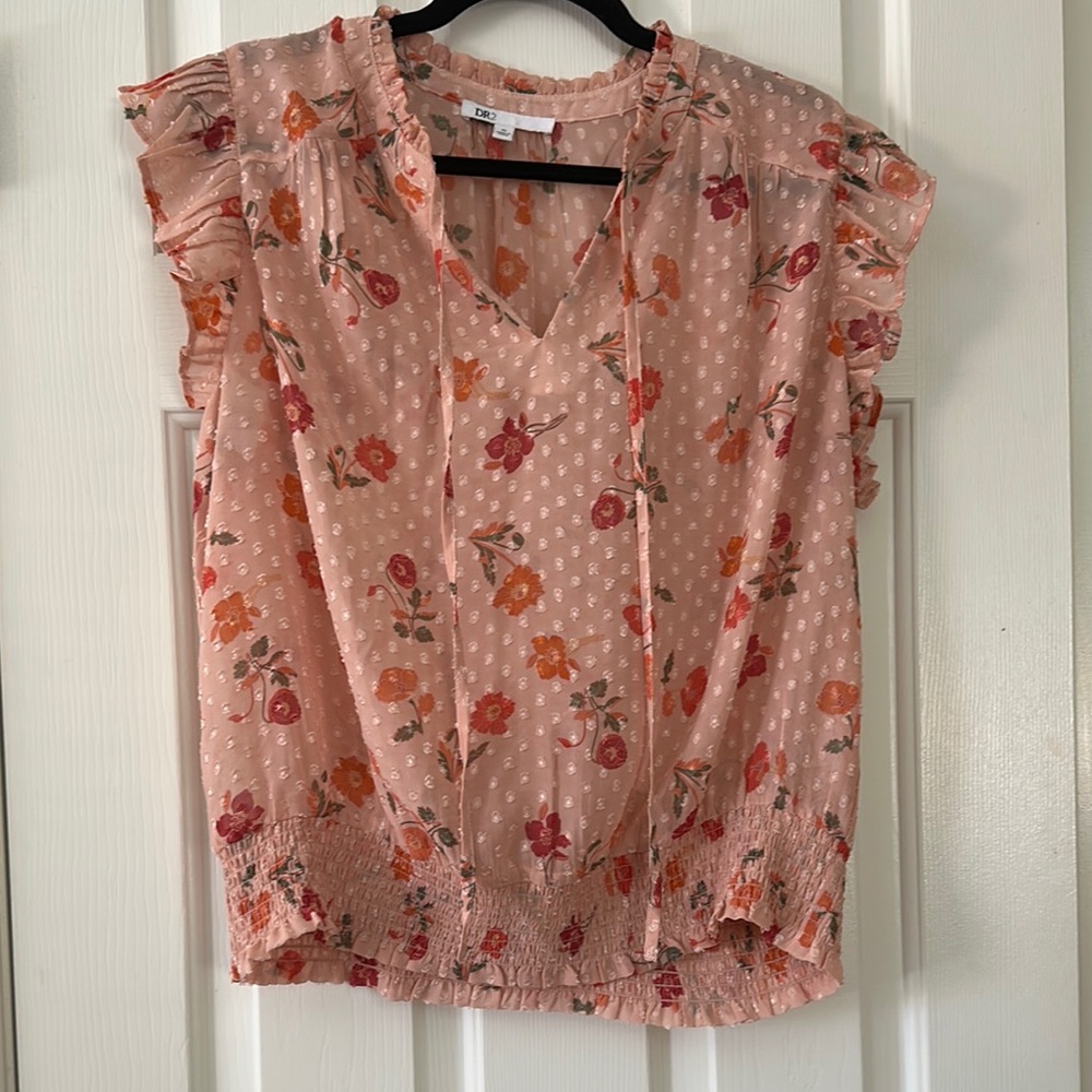 DR2 Daniel Rainn Floral Ruffle Sleeve Blouse - EUC Peach/pink nice for warm days